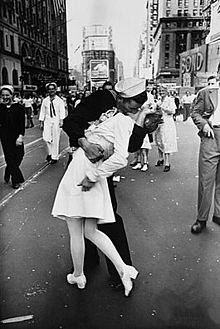 220px-Legendary_kiss_V–J_day_in_Times_Square_Alfred_Eisenstaedt